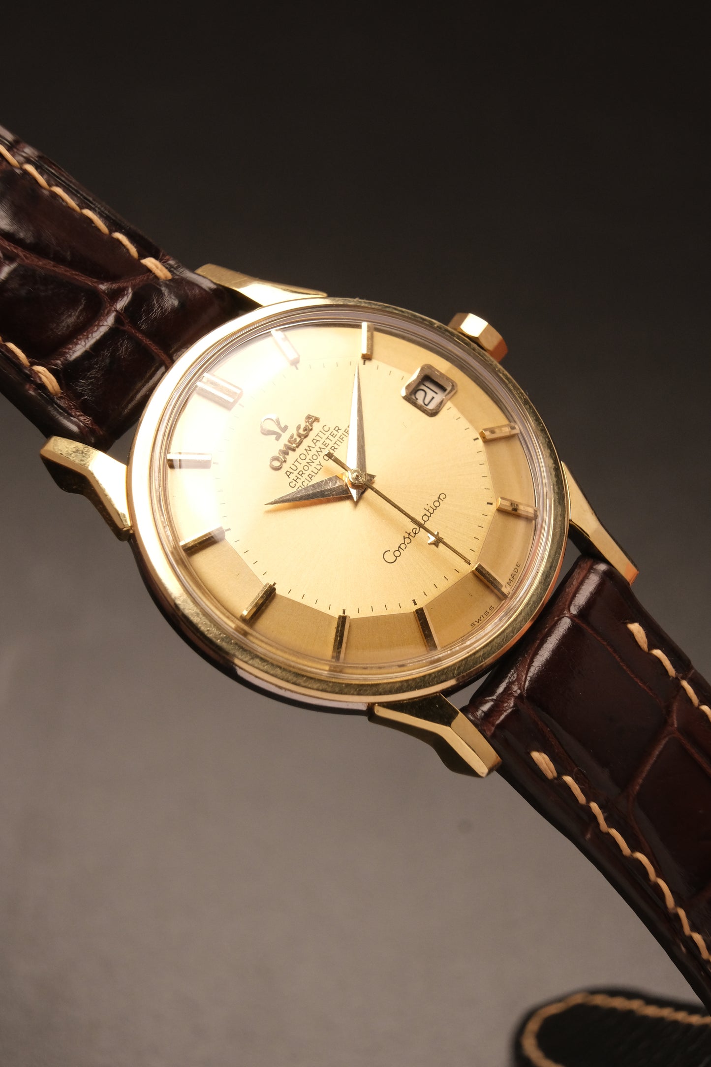 OMEGA CONSTELLATION PIE PAN DOG LEG GOLD AUTOMATIC CHRONOMETER REF. 168.005