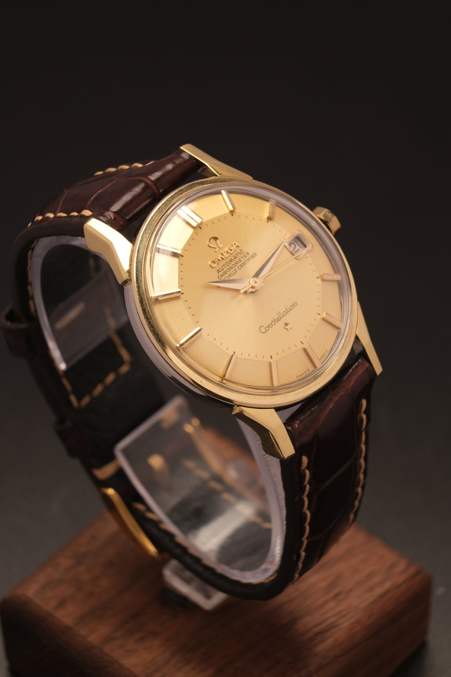 OMEGA CONSTELLATION PIE PAN DOG LEG GOLD AUTOMATIC CHRONOMETER REF. 168.005