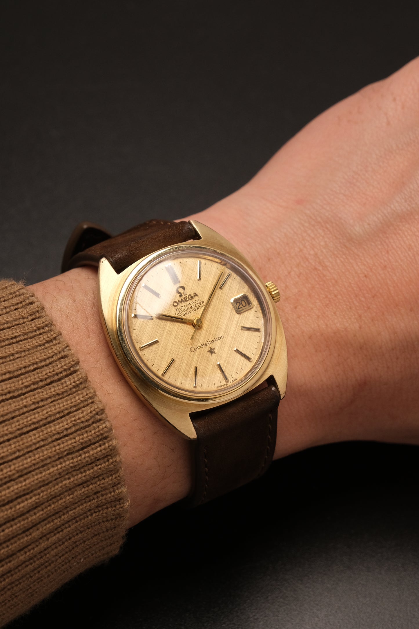 1969 Vintage OMEGA Constellation Chronometer C-shape Linen Champagne Dial  - 168.017