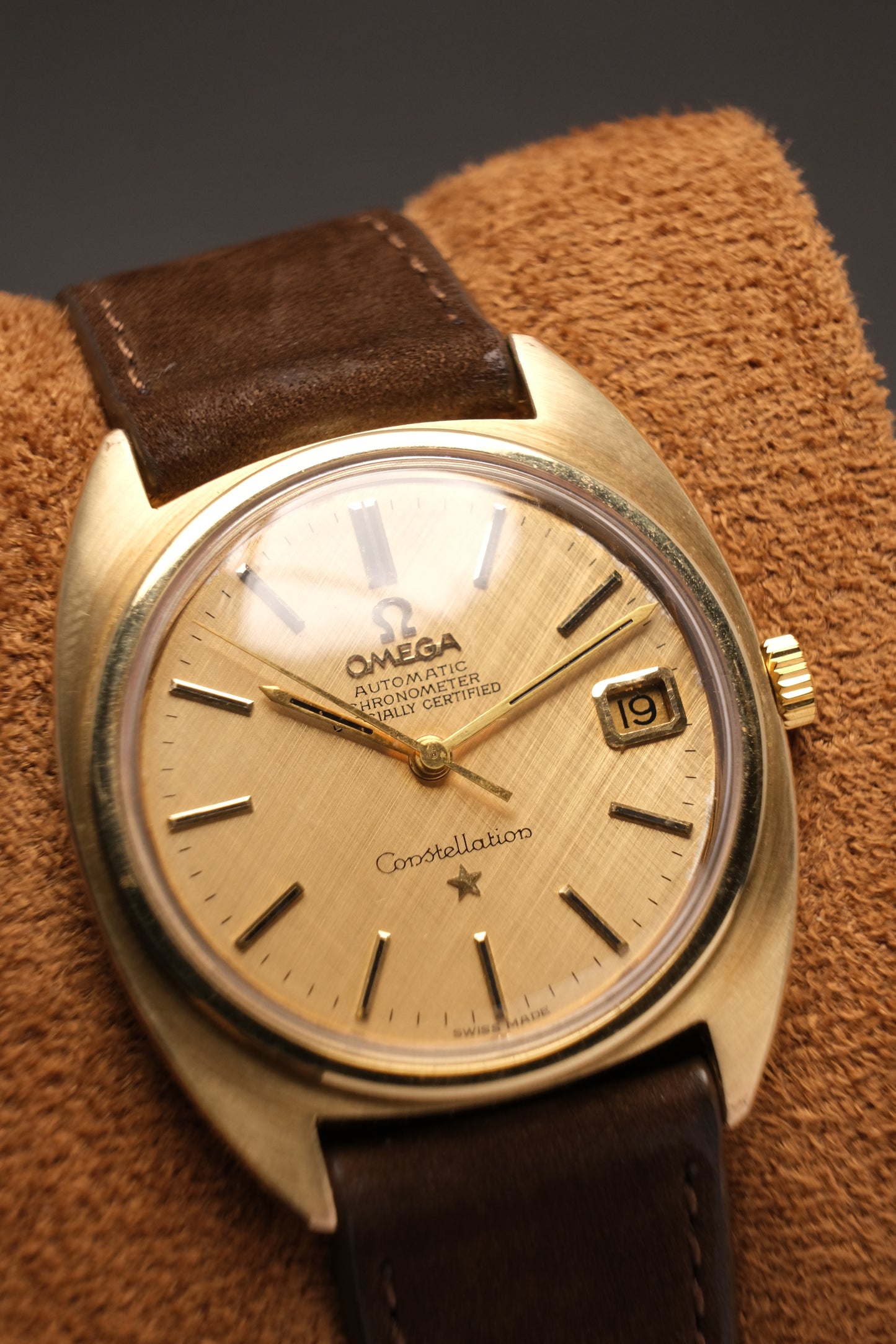 1969 Vintage OMEGA Constellation Chronometer C-shape Linen Champagne Dial  - 168.017