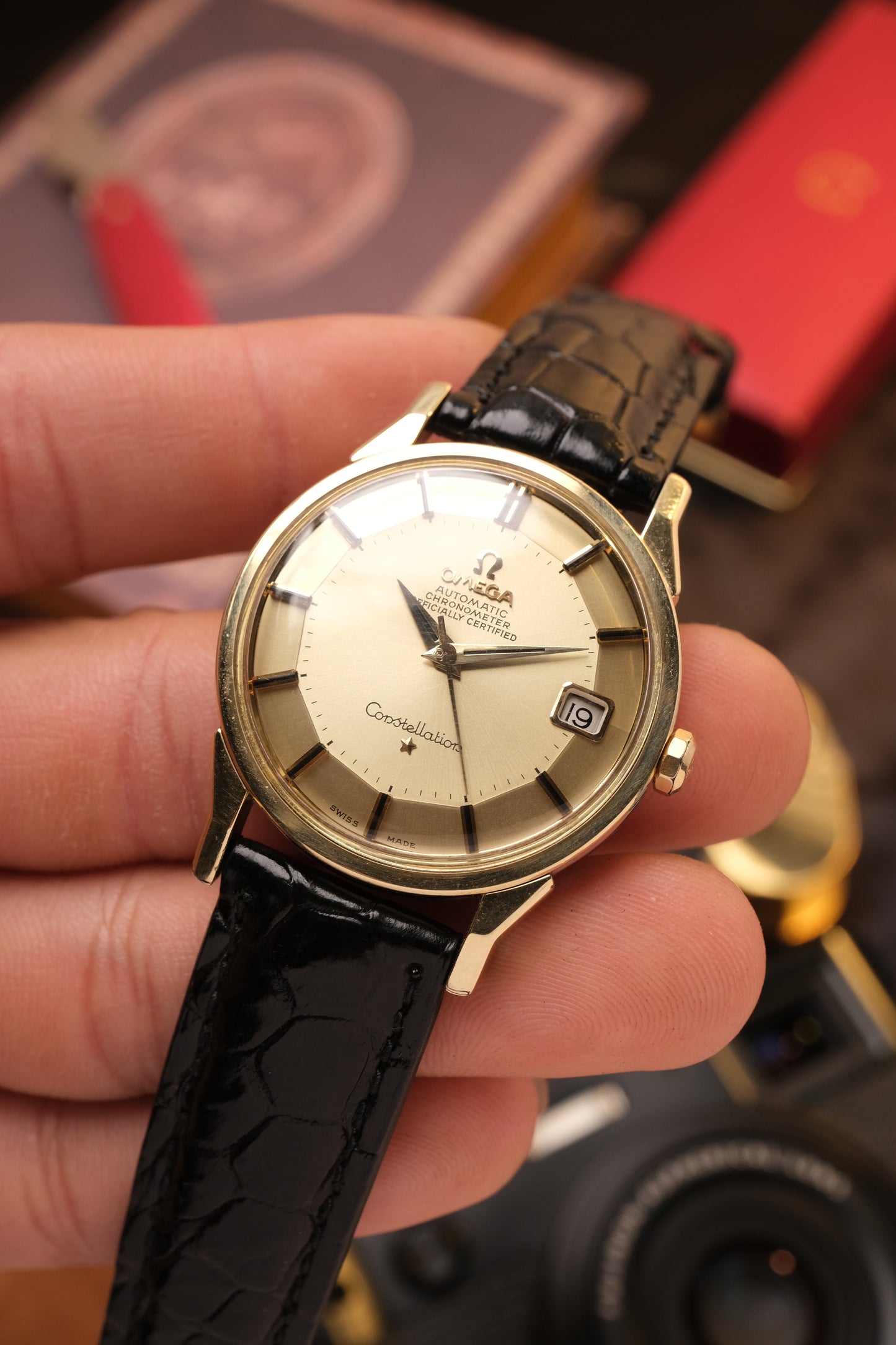 OMEGA CONSTELLATION PIE PAN DOG LEG GOLD AUTOMATIC CHRONOMETER REF. 168.005  Black Leather Strap