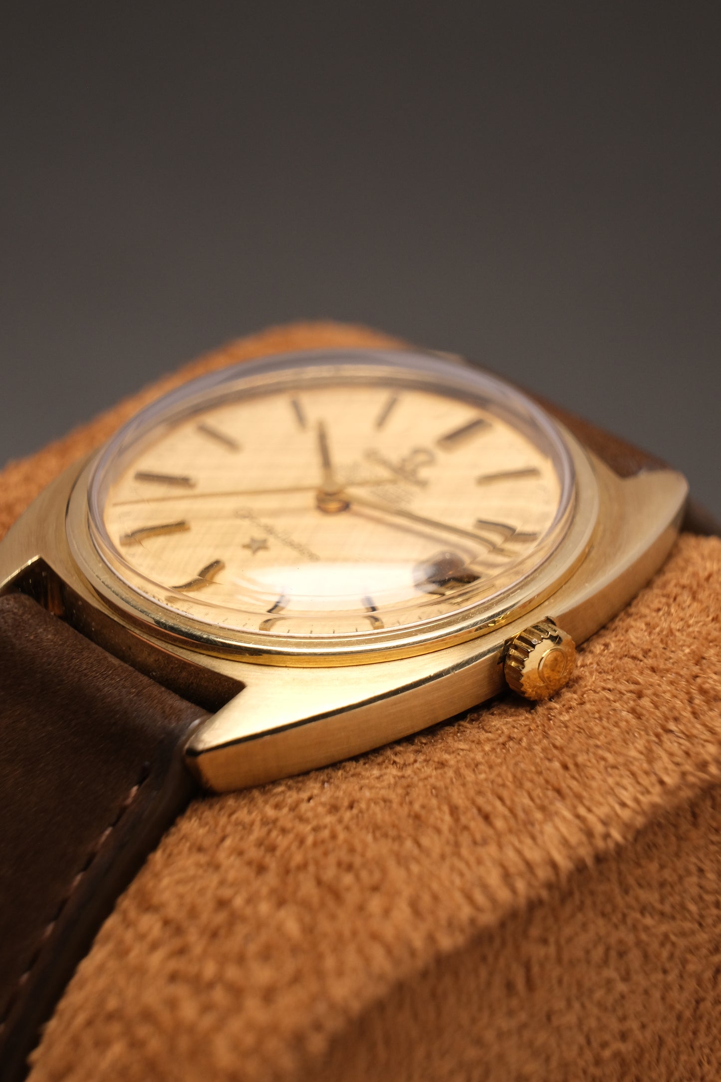 1969 Vintage OMEGA Constellation Chronometer C-shape Linen Champagne Dial  - 168.017