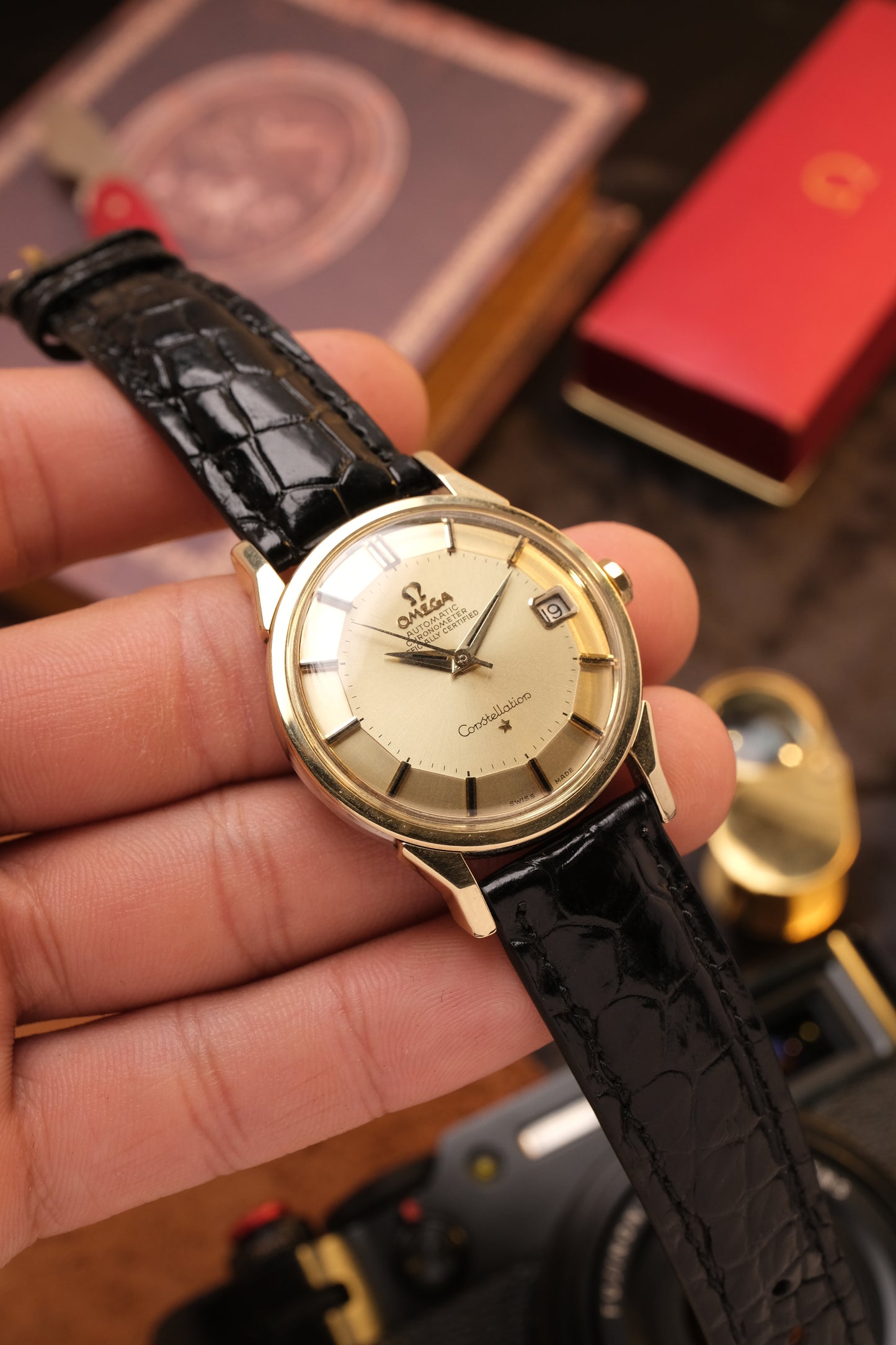OMEGA CONSTELLATION PIE PAN DOG LEG GOLD AUTOMATIC CHRONOMETER REF. 168.005  Black Leather Strap