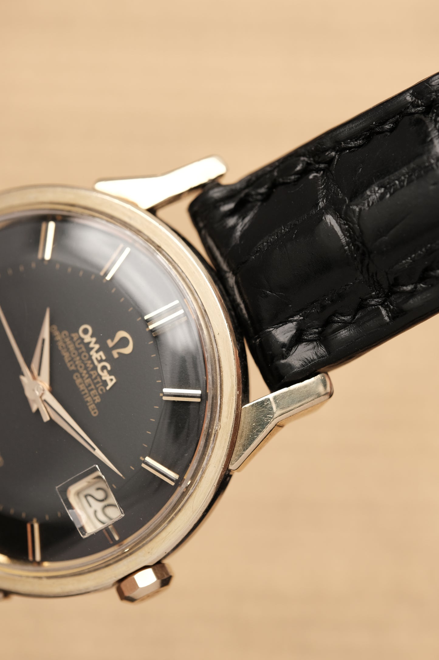 1966 OMEGA CONSTELLATION PIE PAN DOG LEG BLACK DIAL YELLOW GOLD AUTOMATIC CHRONOMETER REF. 168.005
