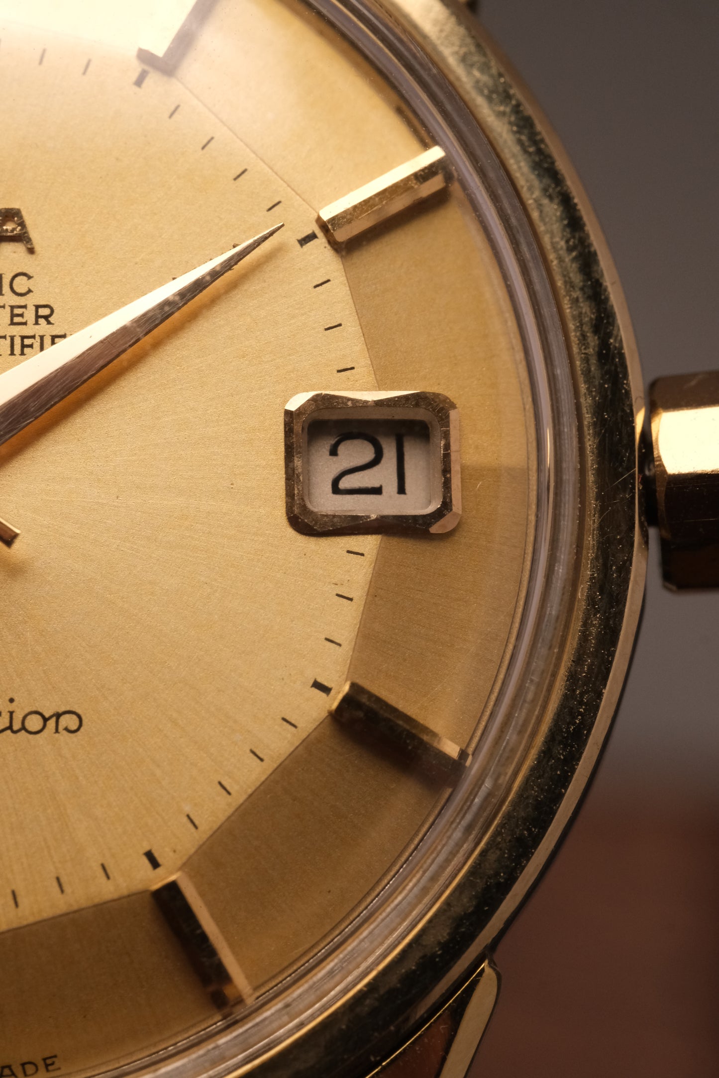 OMEGA CONSTELLATION PIE PAN DOG LEG GOLD AUTOMATIC CHRONOMETER REF. 168.005