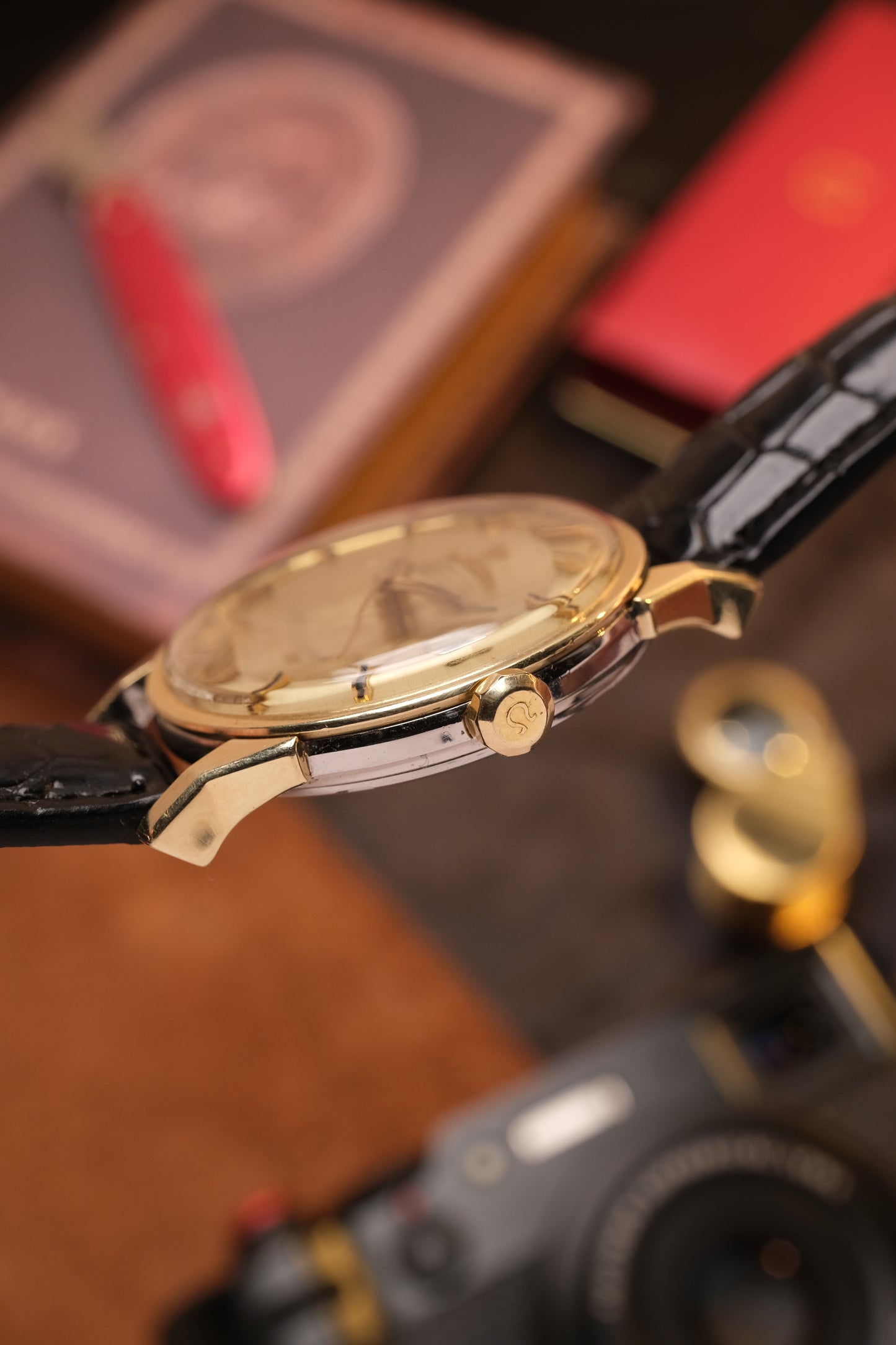 OMEGA CONSTELLATION PIE PAN DOG LEG GOLD AUTOMATIC CHRONOMETER REF. 168.005  Black Leather Strap