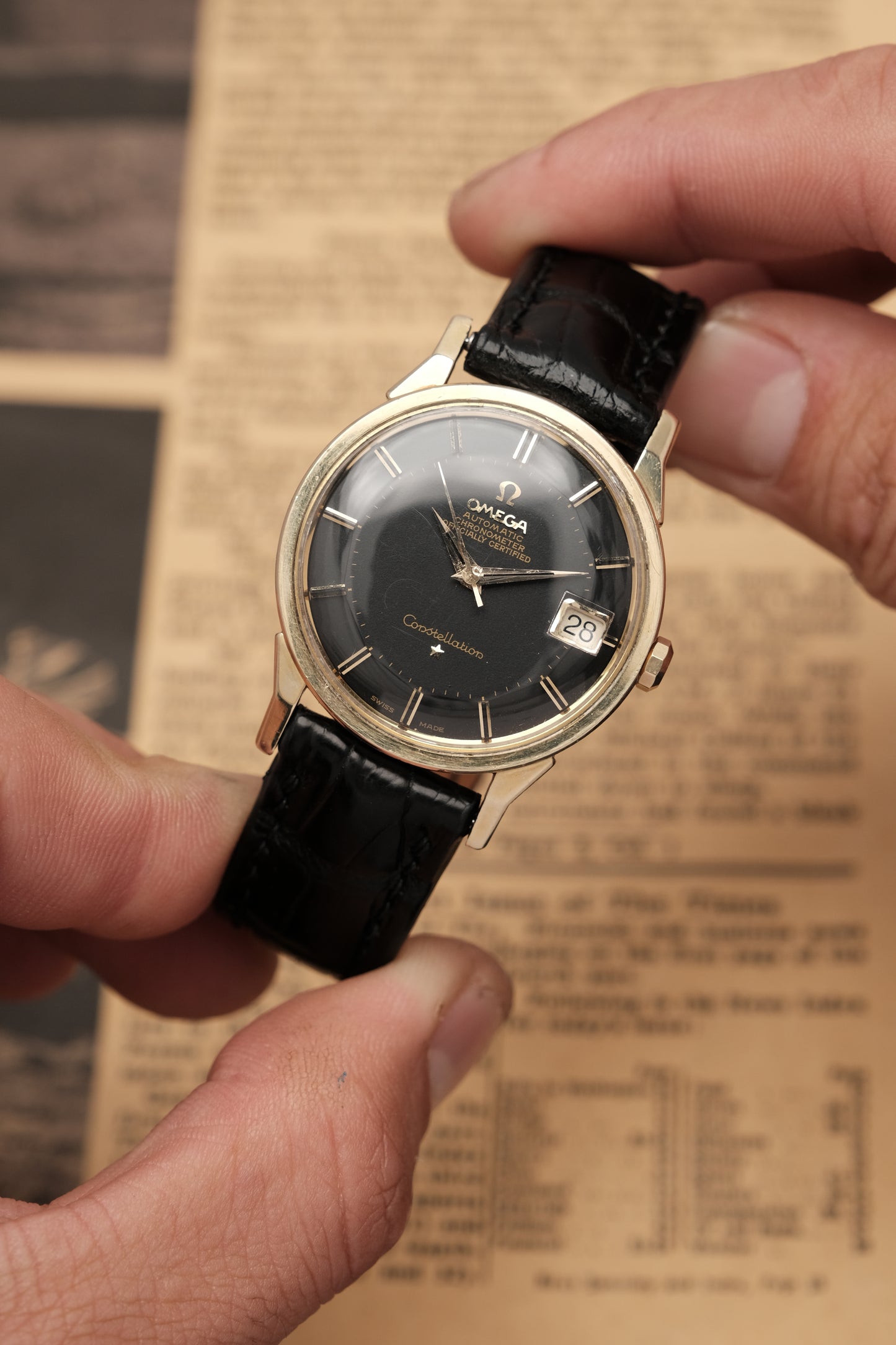 1966 OMEGA CONSTELLATION PIE PAN DOG LEG BLACK DIAL YELLOW GOLD AUTOMATIC CHRONOMETER REF. 168.005