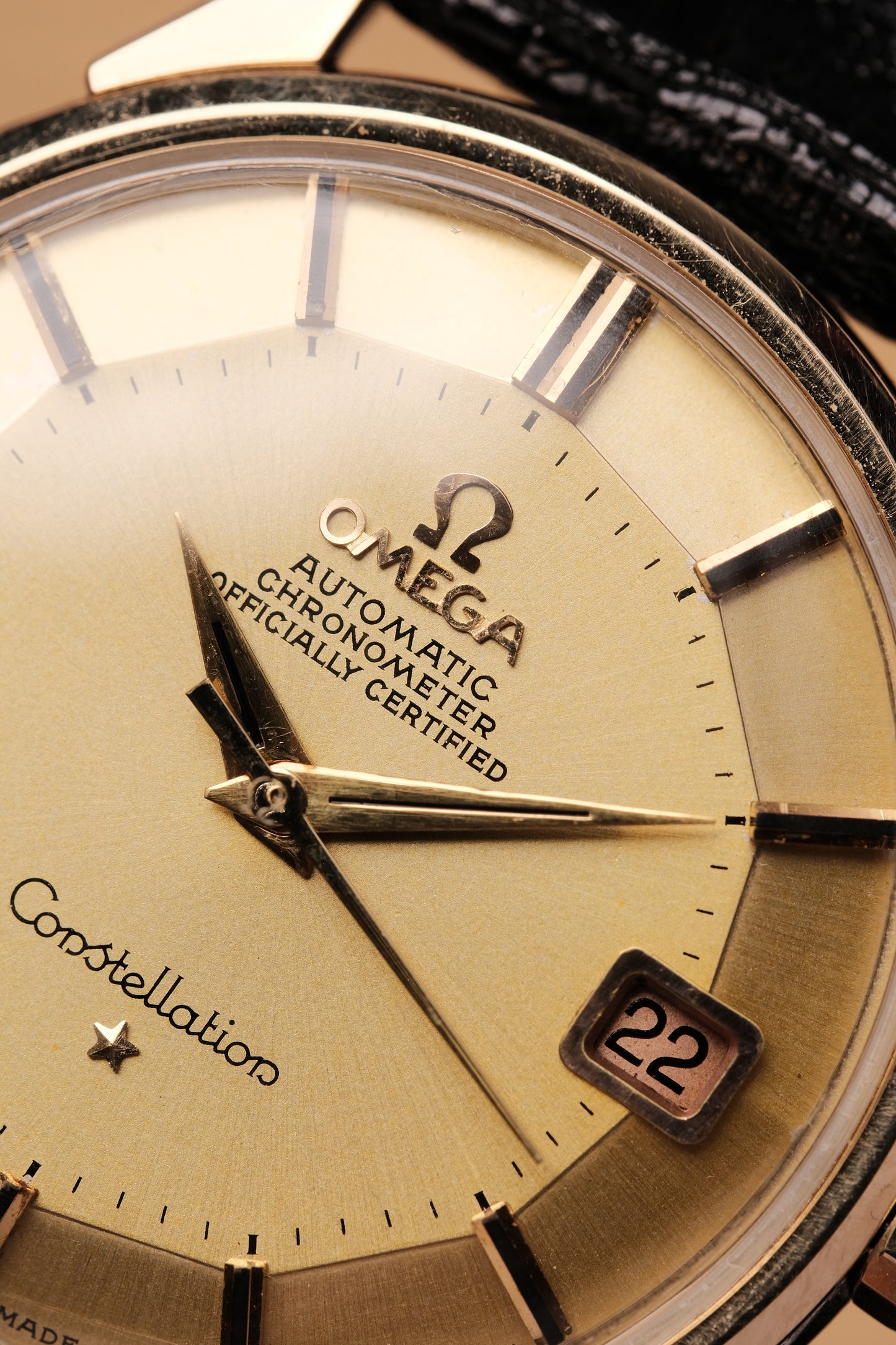 1968 OMEGA CONSTELLATION PIE PAN DOG LEG Yellow Gold - Champagne Dial AUTOMATIC CHRONOMETER REF. 168.005