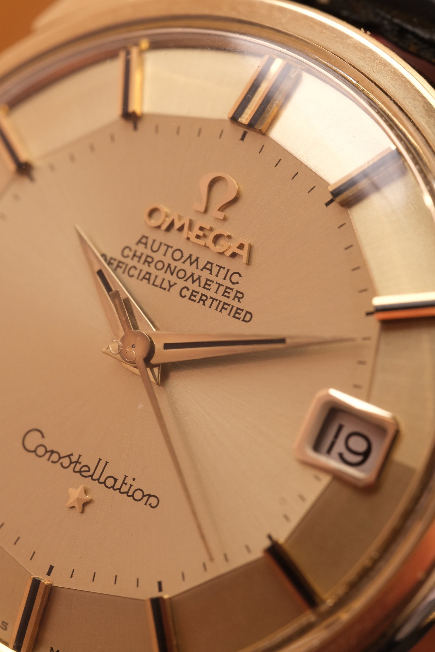 OMEGA CONSTELLATION PIE PAN DOG LEG GOLD AUTOMATIC CHRONOMETER REF. 168.005  Black Leather Strap