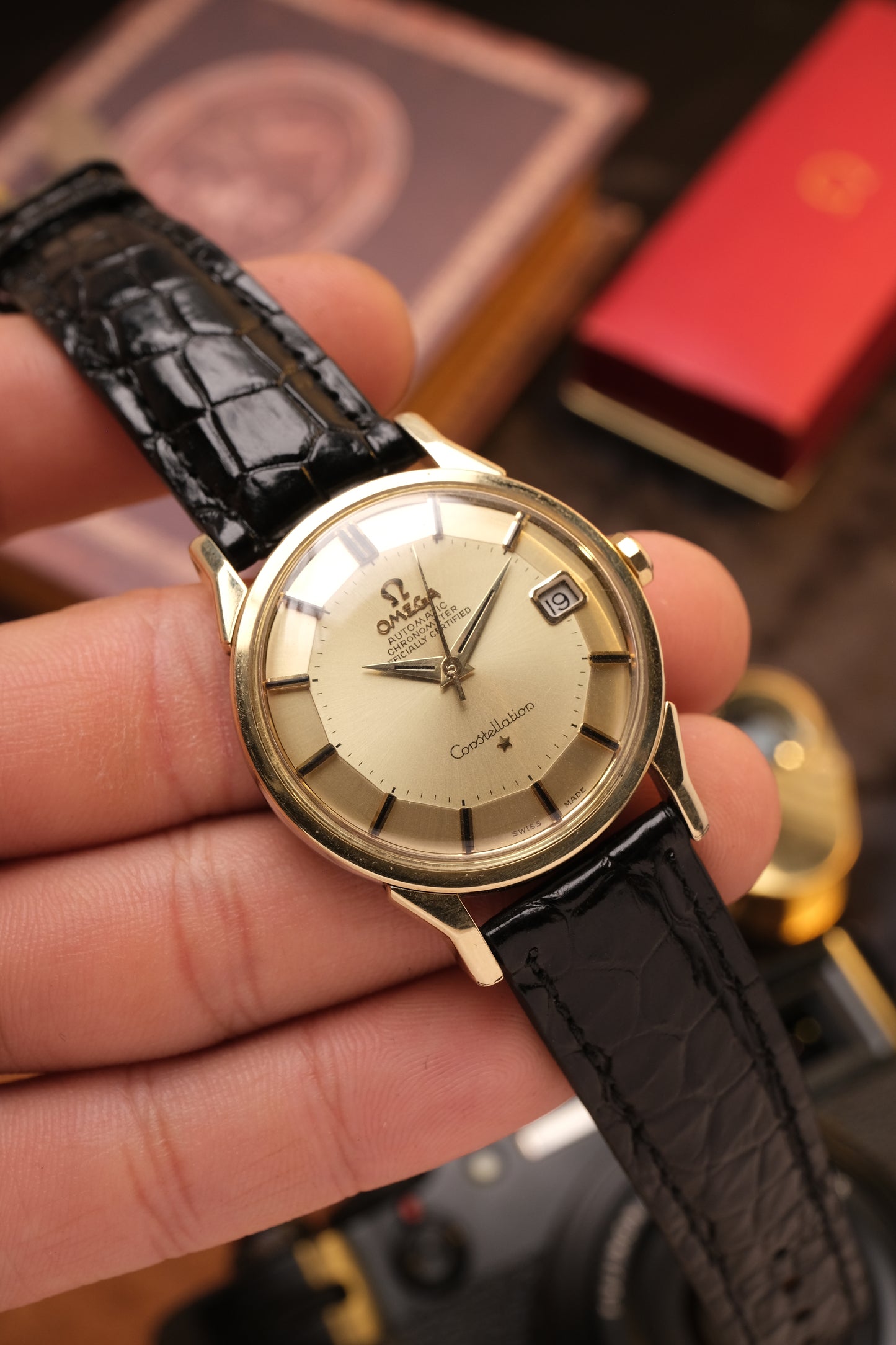 OMEGA CONSTELLATION PIE PAN DOG LEG GOLD AUTOMATIC CHRONOMETER REF. 168.005  Black Leather Strap