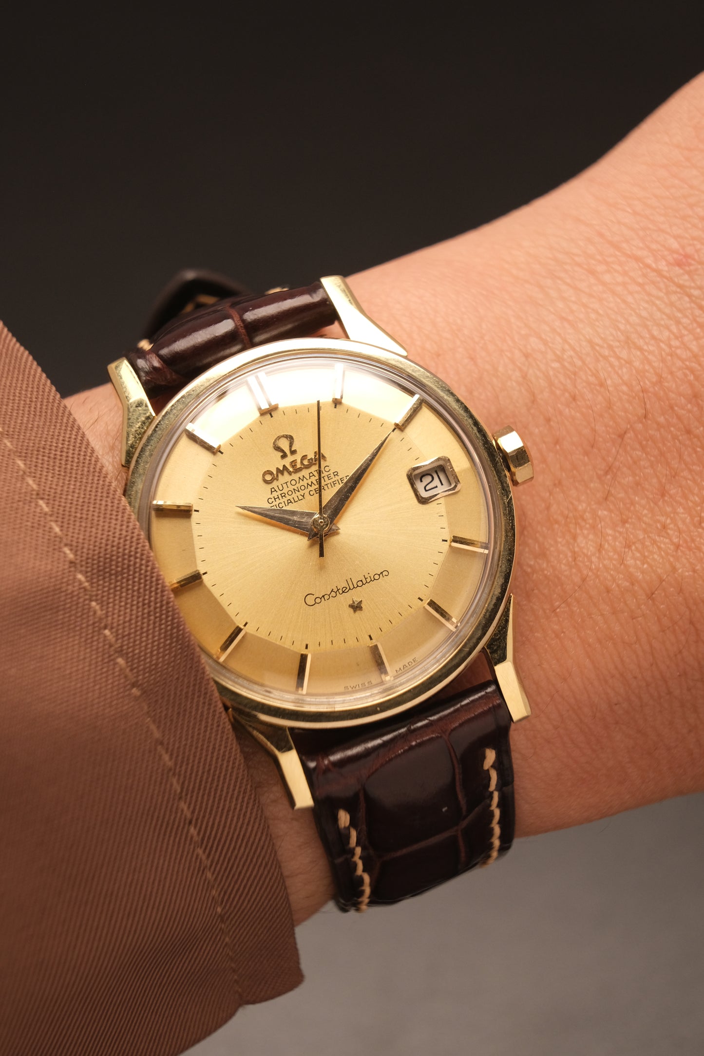 OMEGA CONSTELLATION PIE PAN DOG LEG GOLD AUTOMATIC CHRONOMETER REF. 168.005