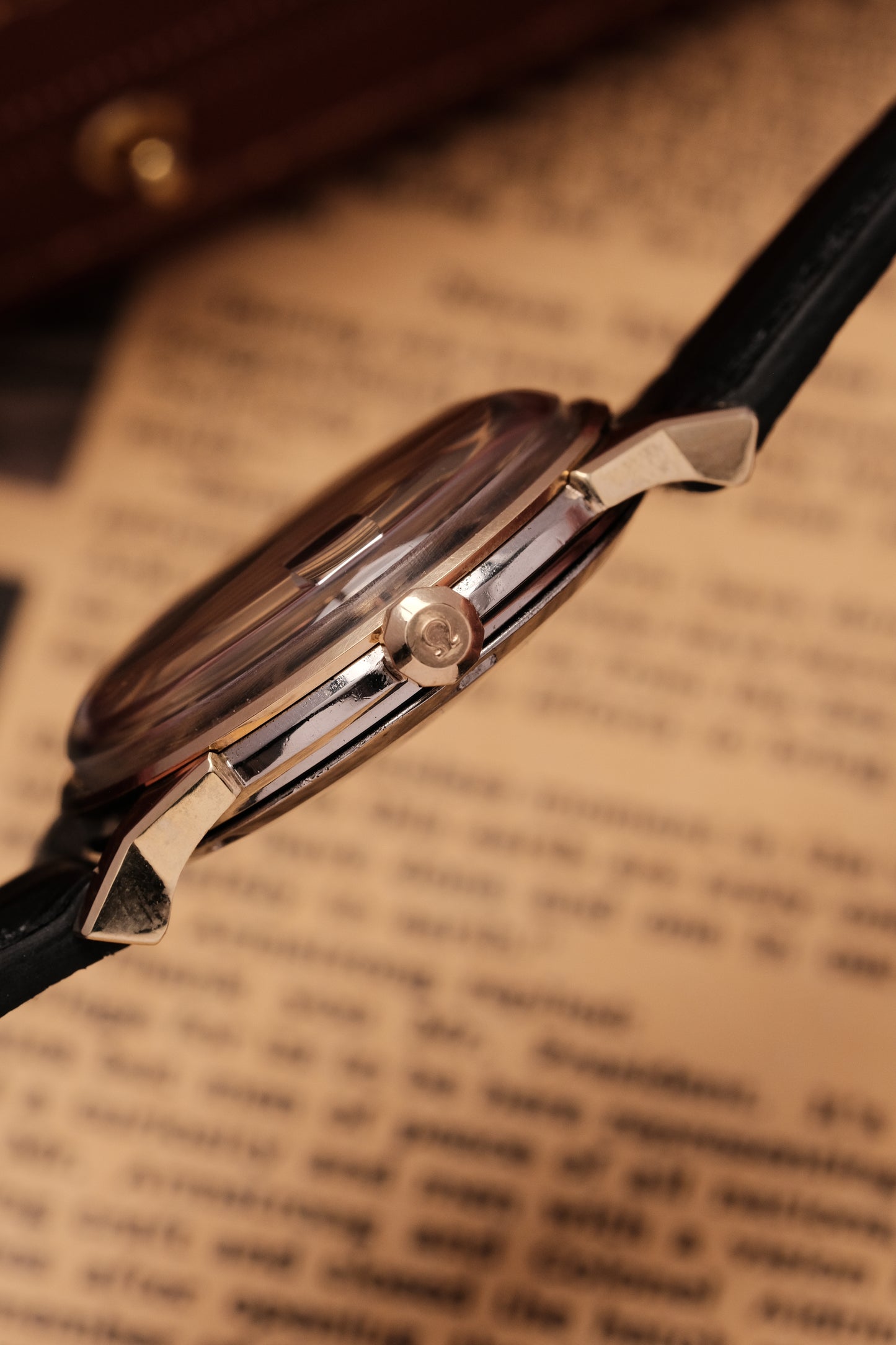 1961 OMEGA CONSTELLATION PIE PAN DOG LEG BLACK DIAL YELLOW GOLD AUTOMATIC CHRONOMETER REF. 168.005