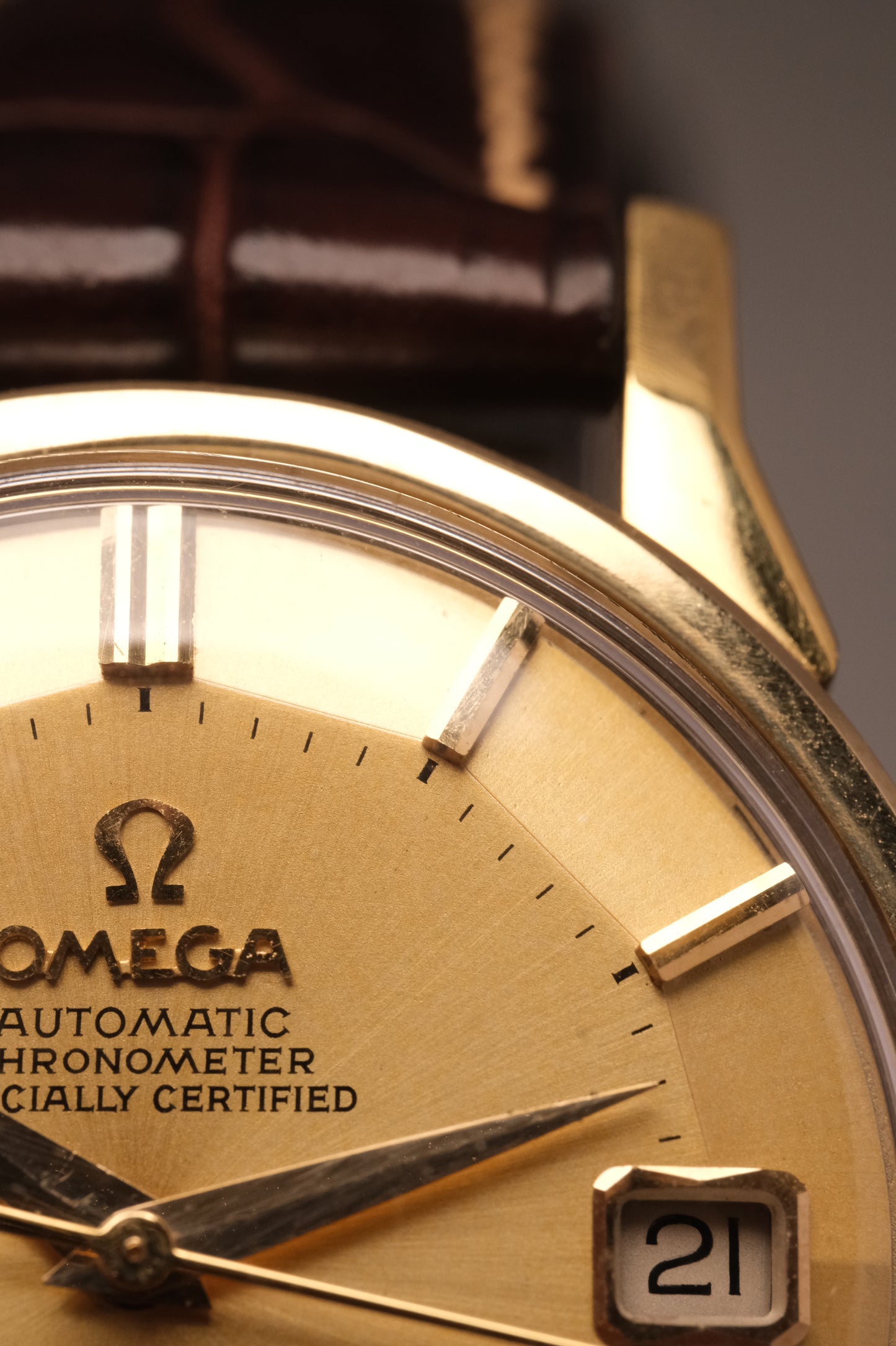 OMEGA CONSTELLATION PIE PAN DOG LEG GOLD AUTOMATIC CHRONOMETER REF. 168.005