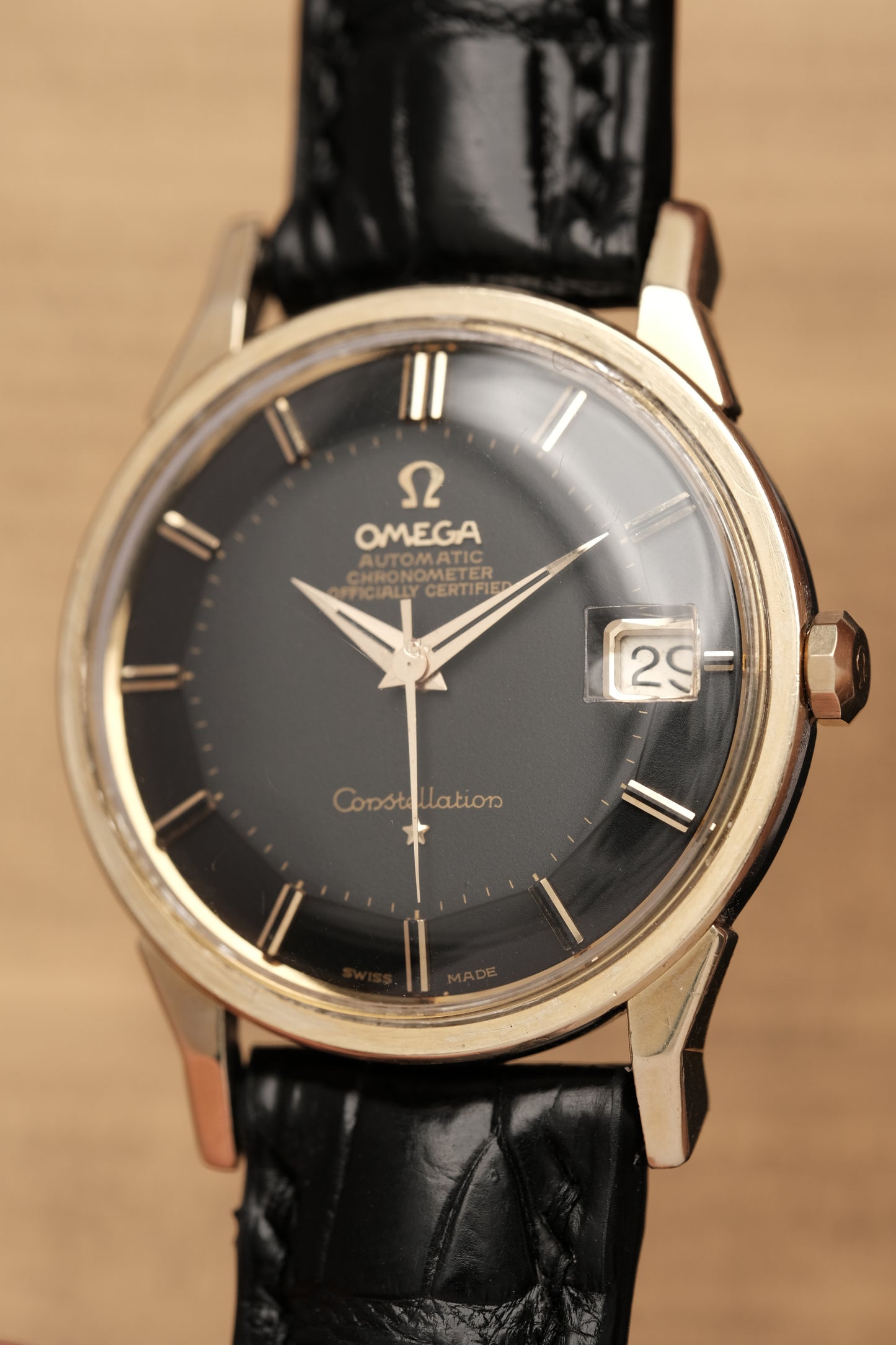 1966 OMEGA CONSTELLATION PIE PAN DOG LEG BLACK DIAL YELLOW GOLD AUTOMATIC CHRONOMETER REF. 168.005
