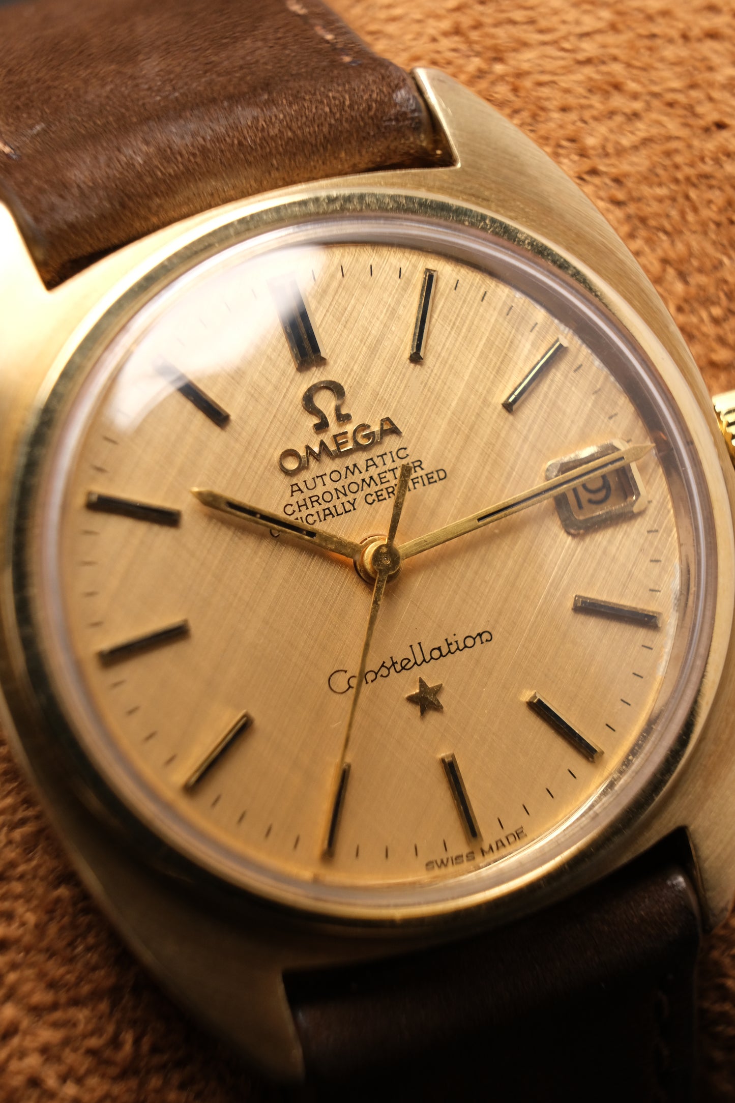 1969 Vintage OMEGA Constellation Chronometer C-shape Linen Champagne Dial  - 168.017