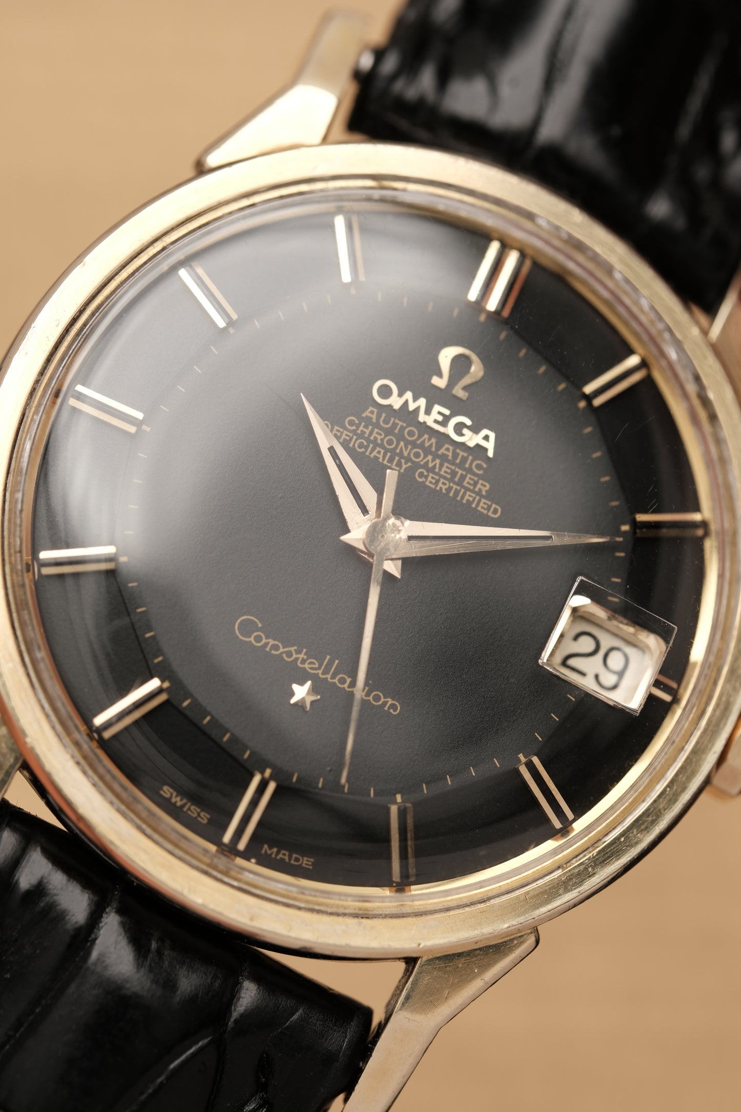 1966 OMEGA CONSTELLATION PIE PAN DOG LEG BLACK DIAL YELLOW GOLD AUTOMATIC CHRONOMETER REF. 168.005