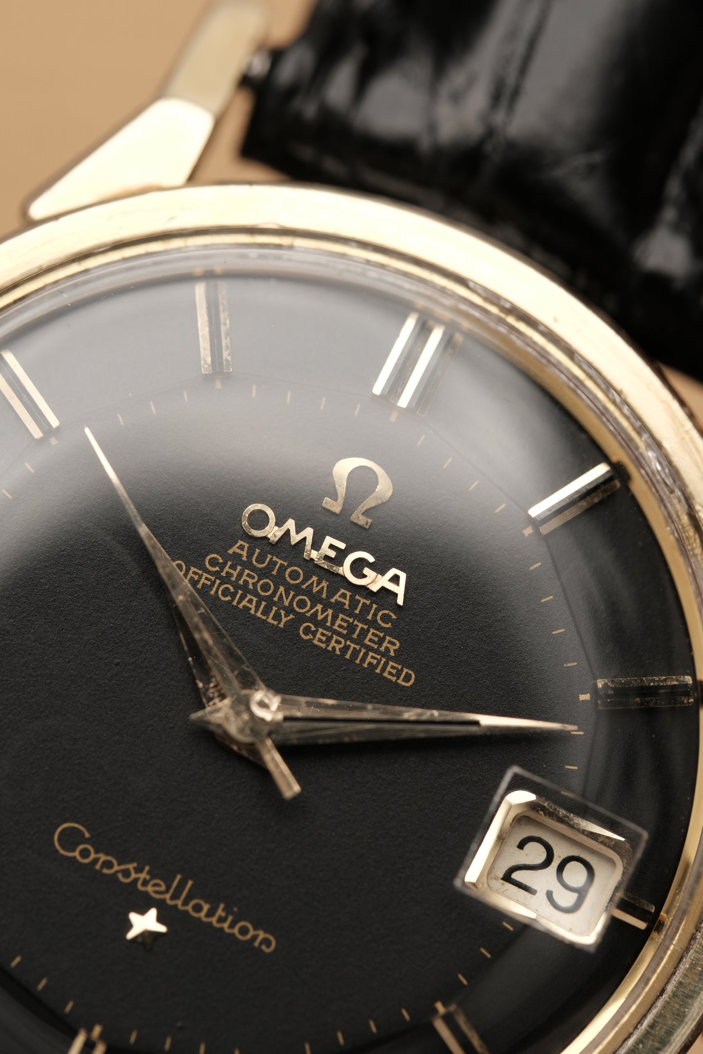 1966 OMEGA CONSTELLATION PIE PAN DOG LEG BLACK DIAL YELLOW GOLD AUTOMATIC CHRONOMETER REF. 168.005