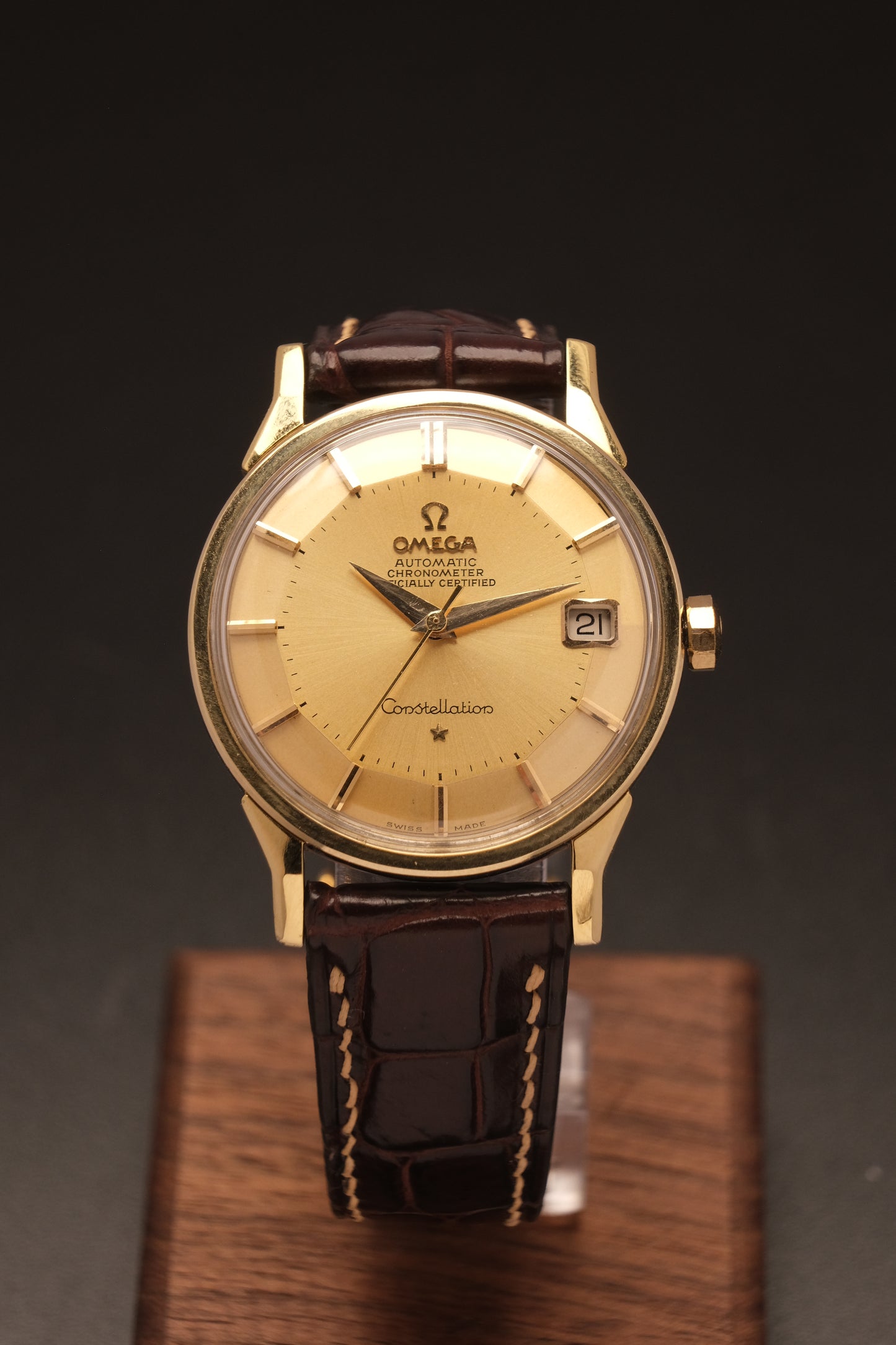 OMEGA CONSTELLATION PIE PAN DOG LEG GOLD AUTOMATIC CHRONOMETER REF. 168.005