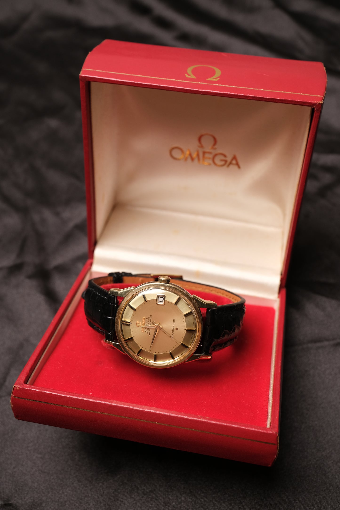 OMEGA CONSTELLATION PIE PAN DOG LEG GOLD AUTOMATIC CHRONOMETER REF. 168.005  Black Leather Strap