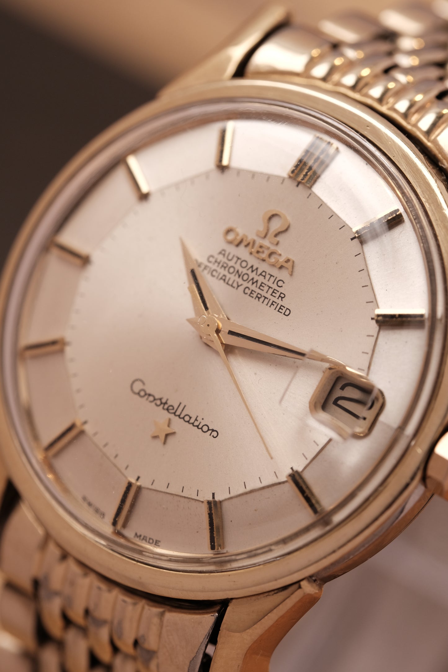 OMEGA CONSTELLATION PIE PAN DOG LEG GOLD AUTOMATIC CHRONOMETER REF. 168.005 (MOD CASE BACK)