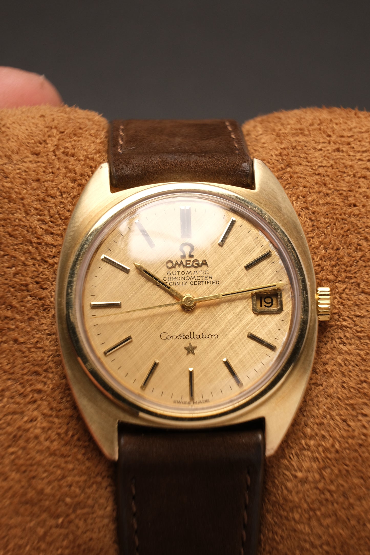 1969 Vintage OMEGA Constellation Chronometer C-shape Linen Champagne Dial  - 168.017