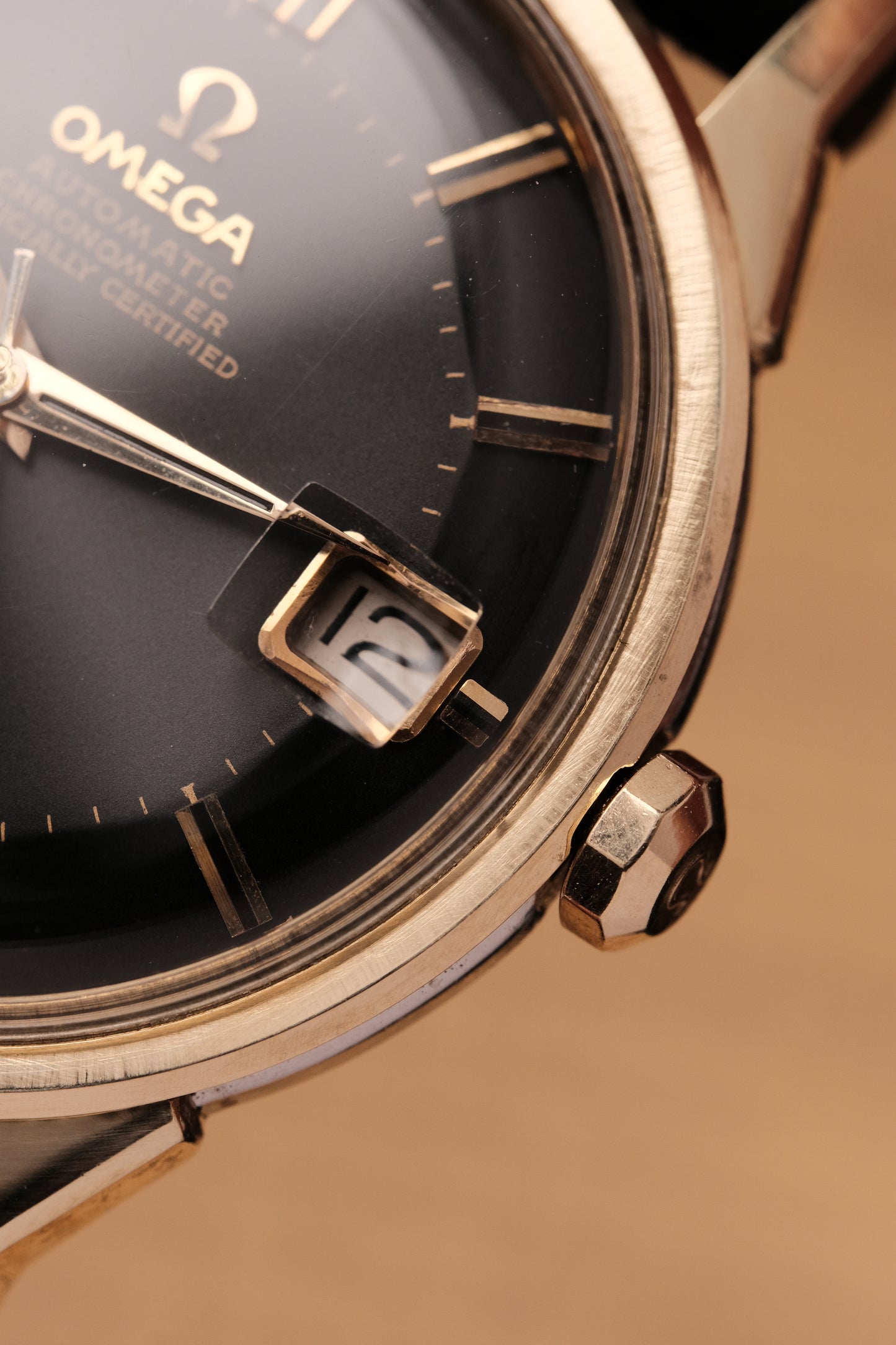 1961 OMEGA CONSTELLATION PIE PAN DOG LEG BLACK DIAL YELLOW GOLD AUTOMATIC CHRONOMETER REF. 168.005