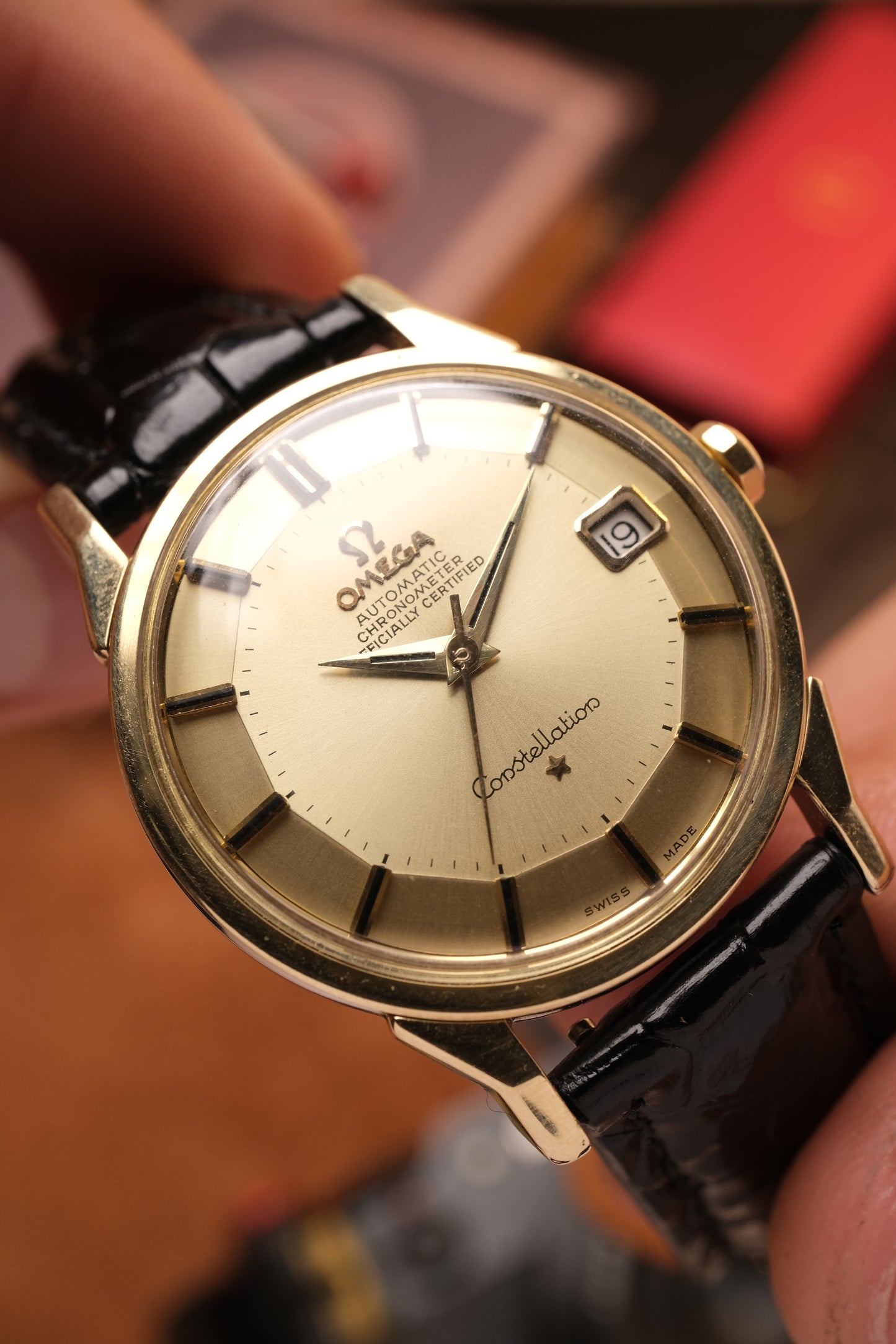 OMEGA CONSTELLATION PIE PAN DOG LEG GOLD AUTOMATIC CHRONOMETER REF. 168.005  Black Leather Strap